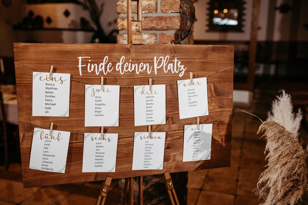 Sitzplan (Finde deinen Platz) - dunkles Holz