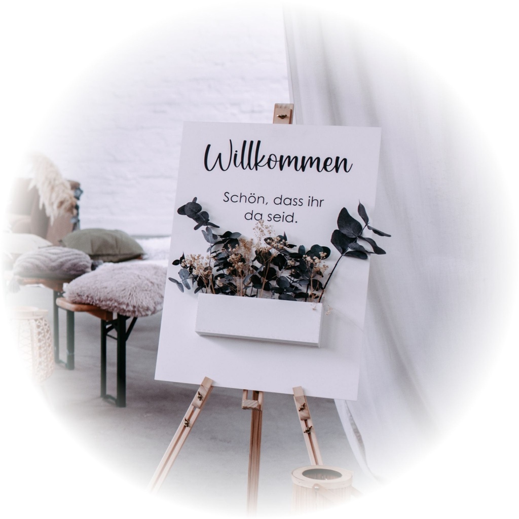 Willkommensschild mit Blumenkasten