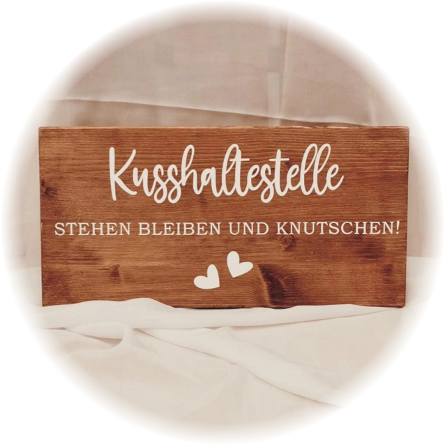 Holzschild - Kusshaltestelle - dunkles Holz