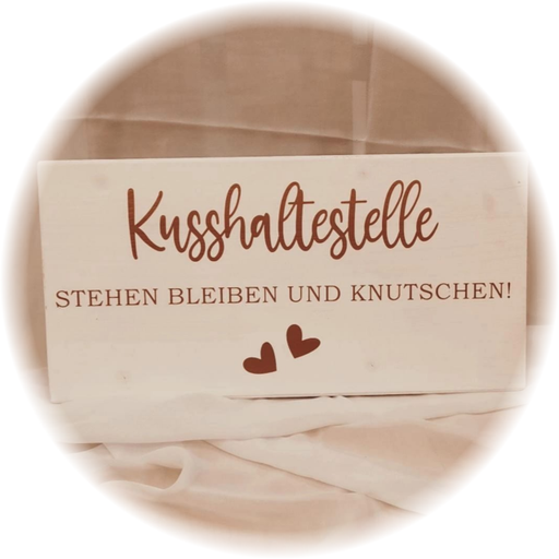 Holzschild - Kusshaltestelle - weißes Holz - goldene Schrift